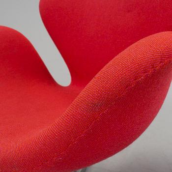 ARNE JACOBSEN, fåtöljer, ett par, "Svanen", Fritz Hansen, 1995.