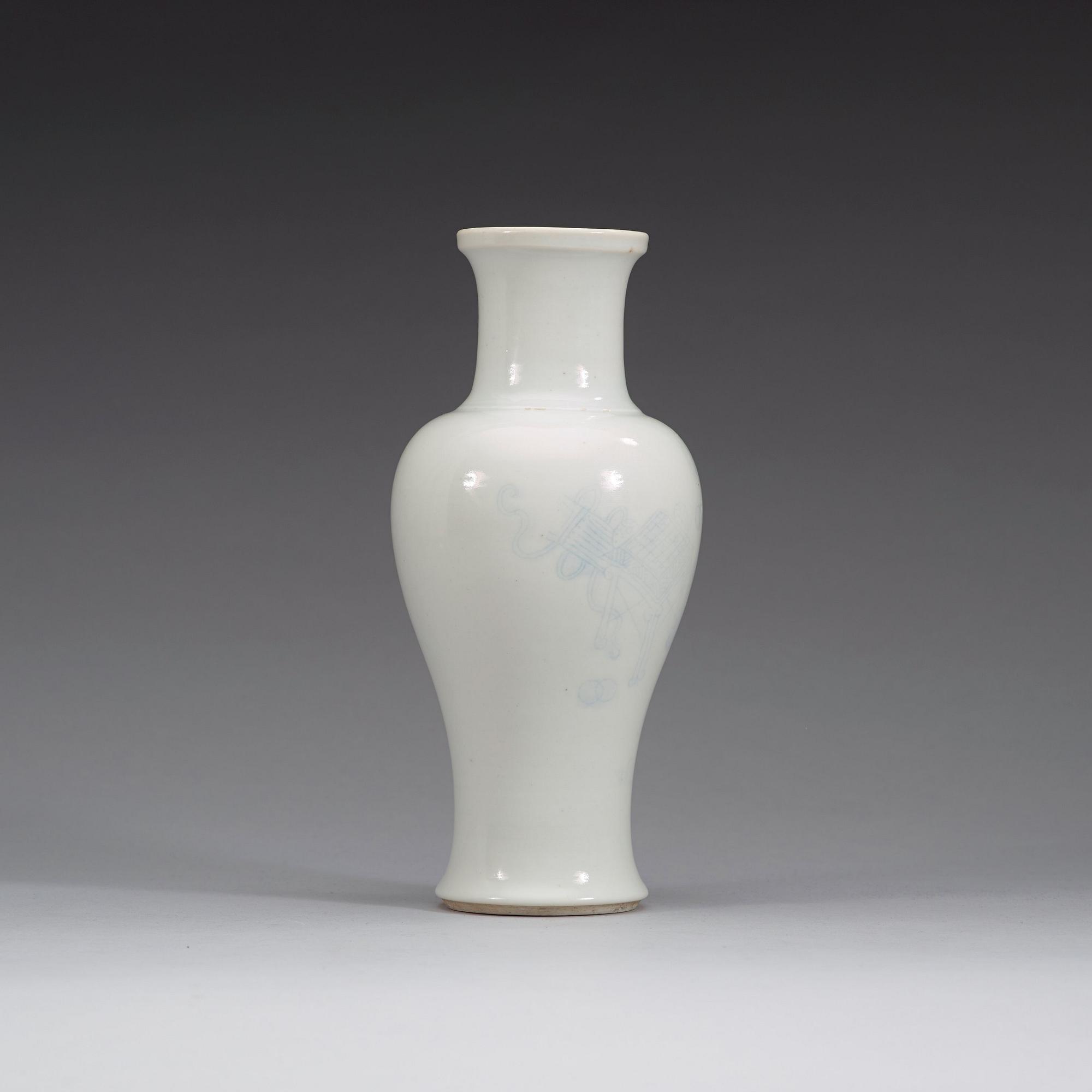 A white glazed vase with 'anhua' pattern, Qing dynasty (1644-1912).