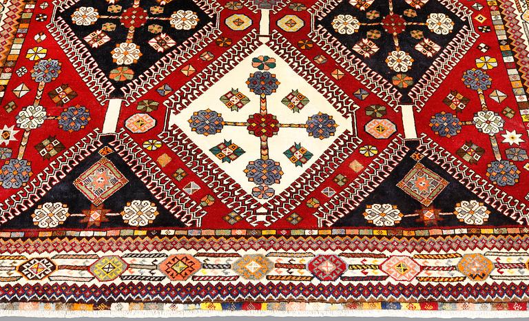 A Qashqai carpet, approx. 290 x 216 cm.
