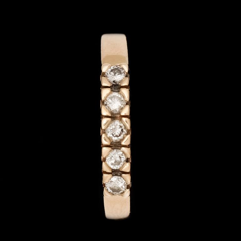 RING, 18k guld med 5 briljantslipade diamanter tot ca0,17ct. Vikt 4,3g.