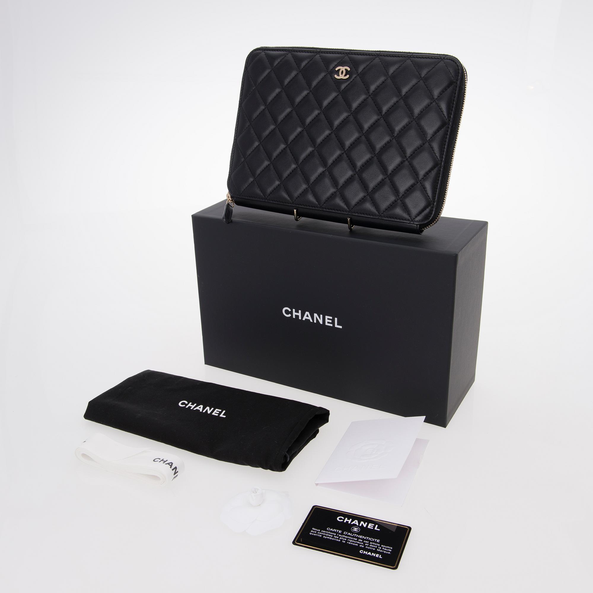 CHANEL, Travel Case / clutch bag with zipper.