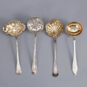 PARTI SILVER, 13 delar, bl.a Lars Larsson, Göteborg, 1849. Total vikt ca 630 gram.