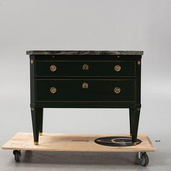 Byrå, gustaviansk stil, 1900-talets början.