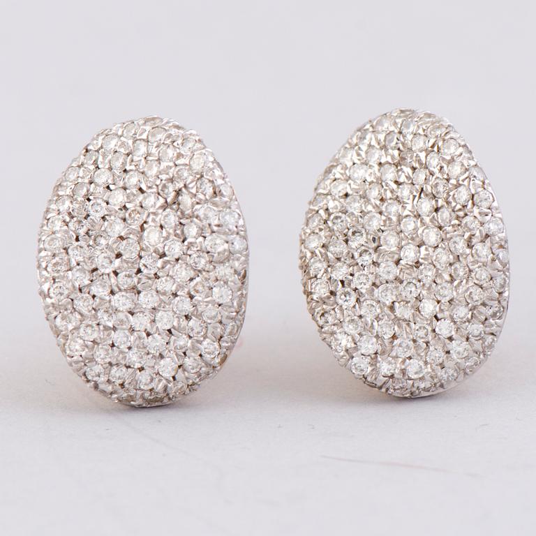 A PAIR OF EARRINGS, brilliant cut diamonds, 18K gold and white gold.