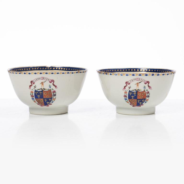 Parti, porslin samt fat i emalj på koppar, nio delar. Qingdynastin, 1700-tal.