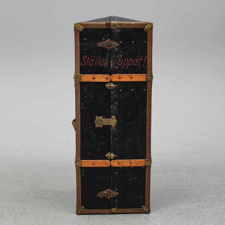 A trunk from the early 1900's.