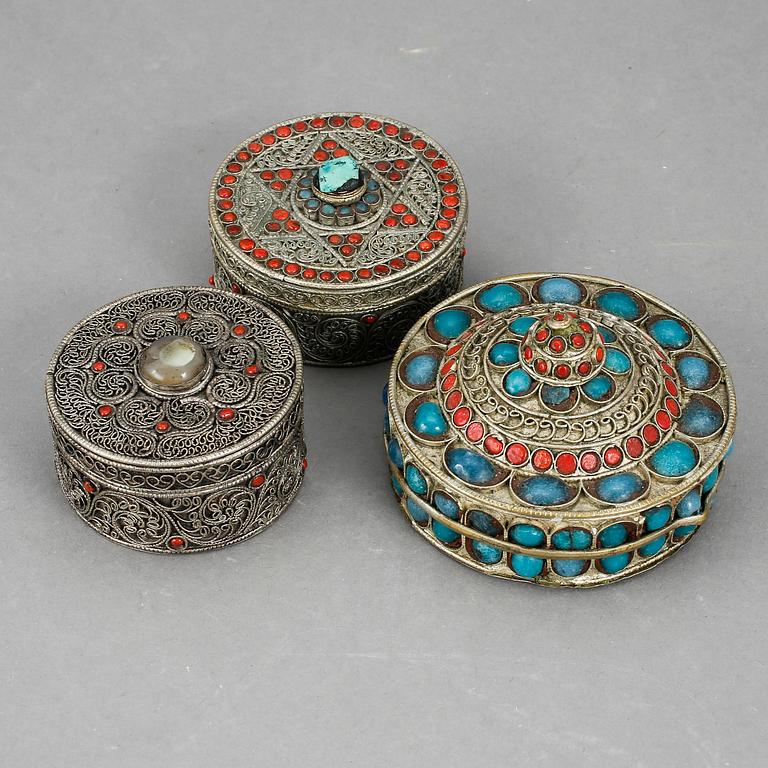 DOSOR, 3 st, silver resp vitmetall, koraller, turkoser, Tibet.