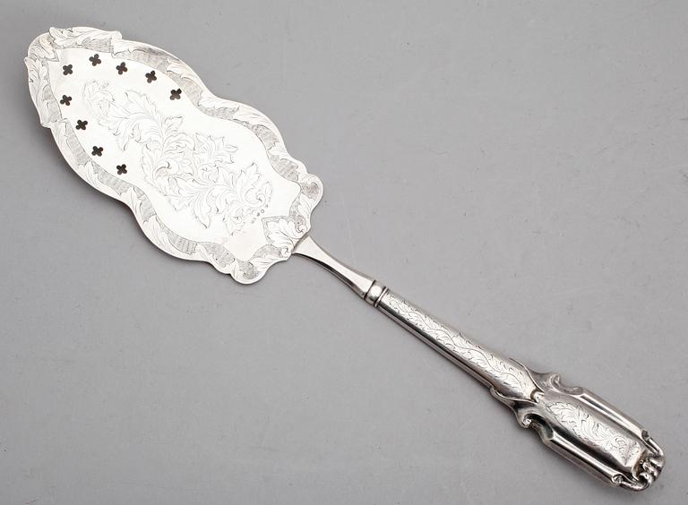 TÅRTSPADE, silver, 1864. Vikt ca 111 gram.