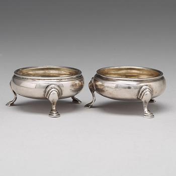 Saltkar, ett par, silver, oidentifierad mästare, London 1764.