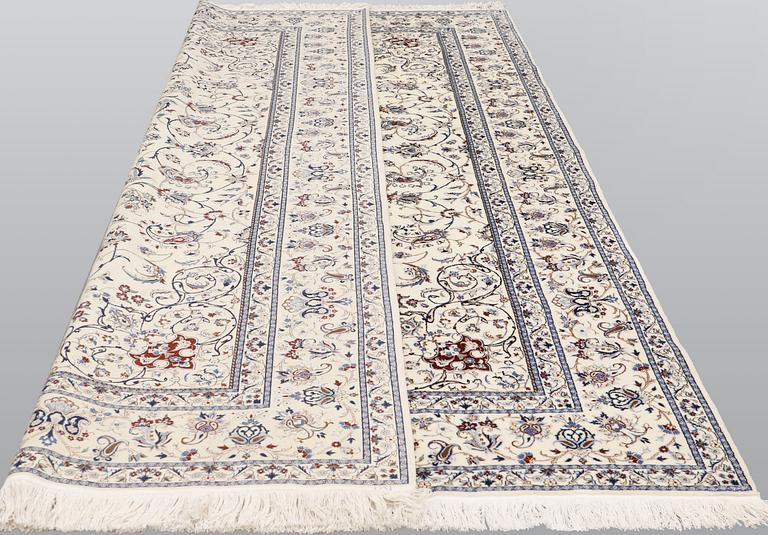 A part silk Nain carpet, so-called 6LAA, approx. 292 x 200 cm.
