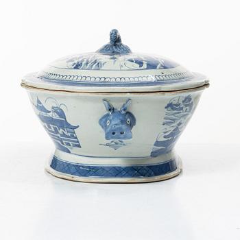 A blue and white tureen with cover, and a blue and white pot, porcelain, China, Qing dynasty 19th century.