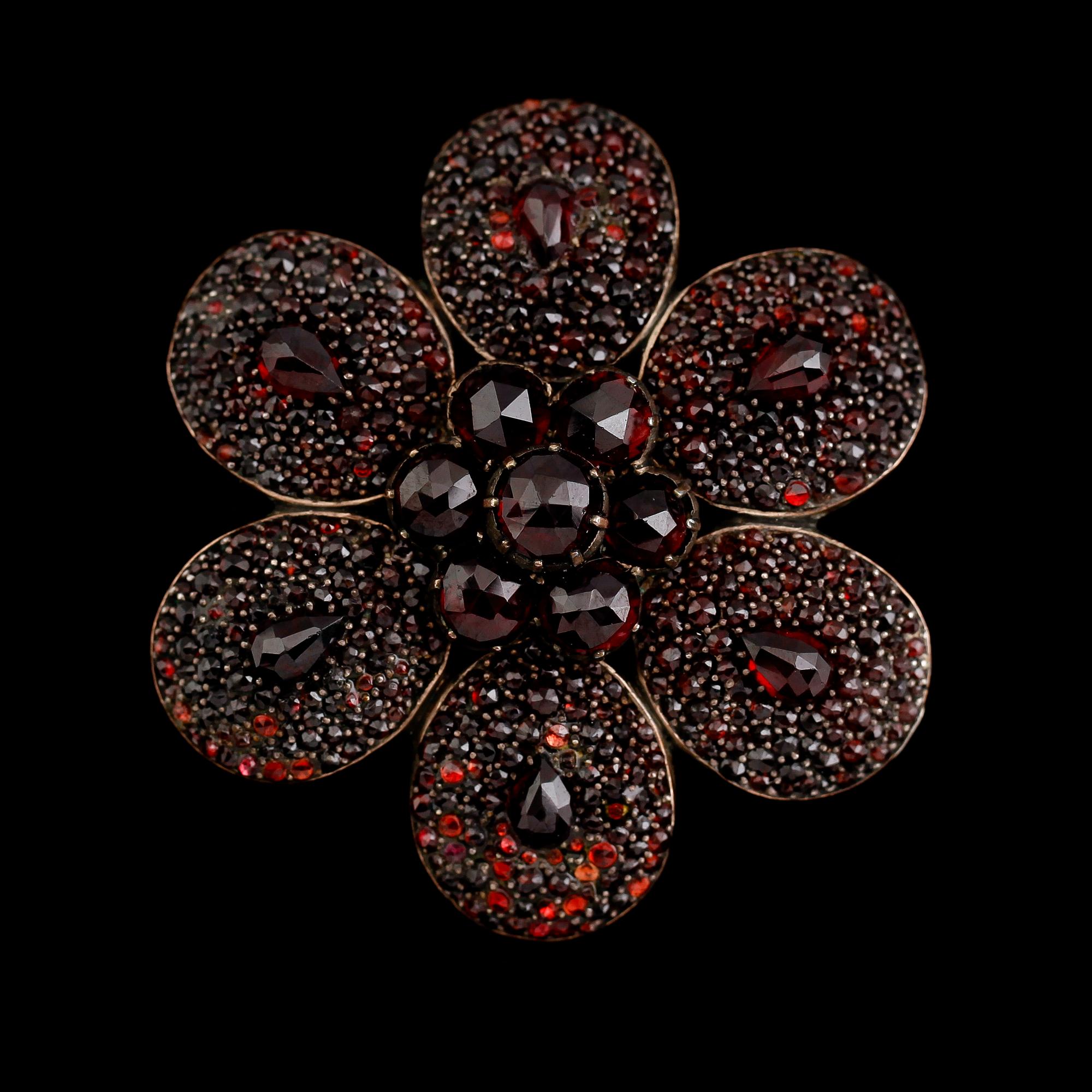BROSCH, förgyllt silver och granater, 1900-talets första hälft.