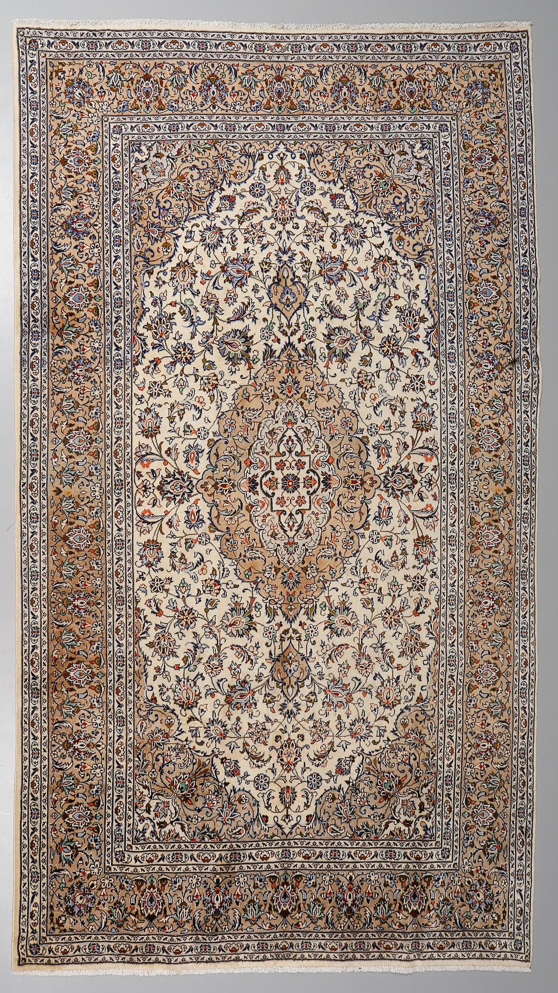 MATTA, Keshan, old, ca 360 x 245 cm.