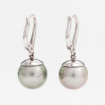 A pair of 18K whitegold earrings with cultured Tahiti pearls.