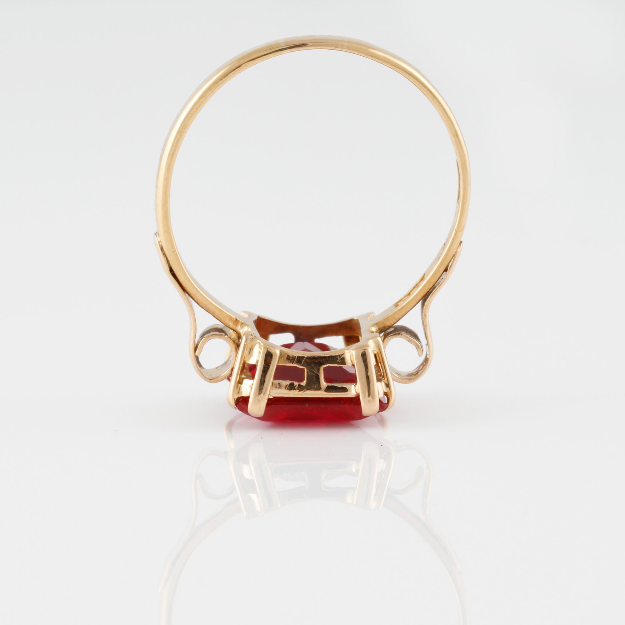 RING, 20K guld med fasettslipad syntetisk safir, Stockholm, 1870. Vikt 3,7 gram.
