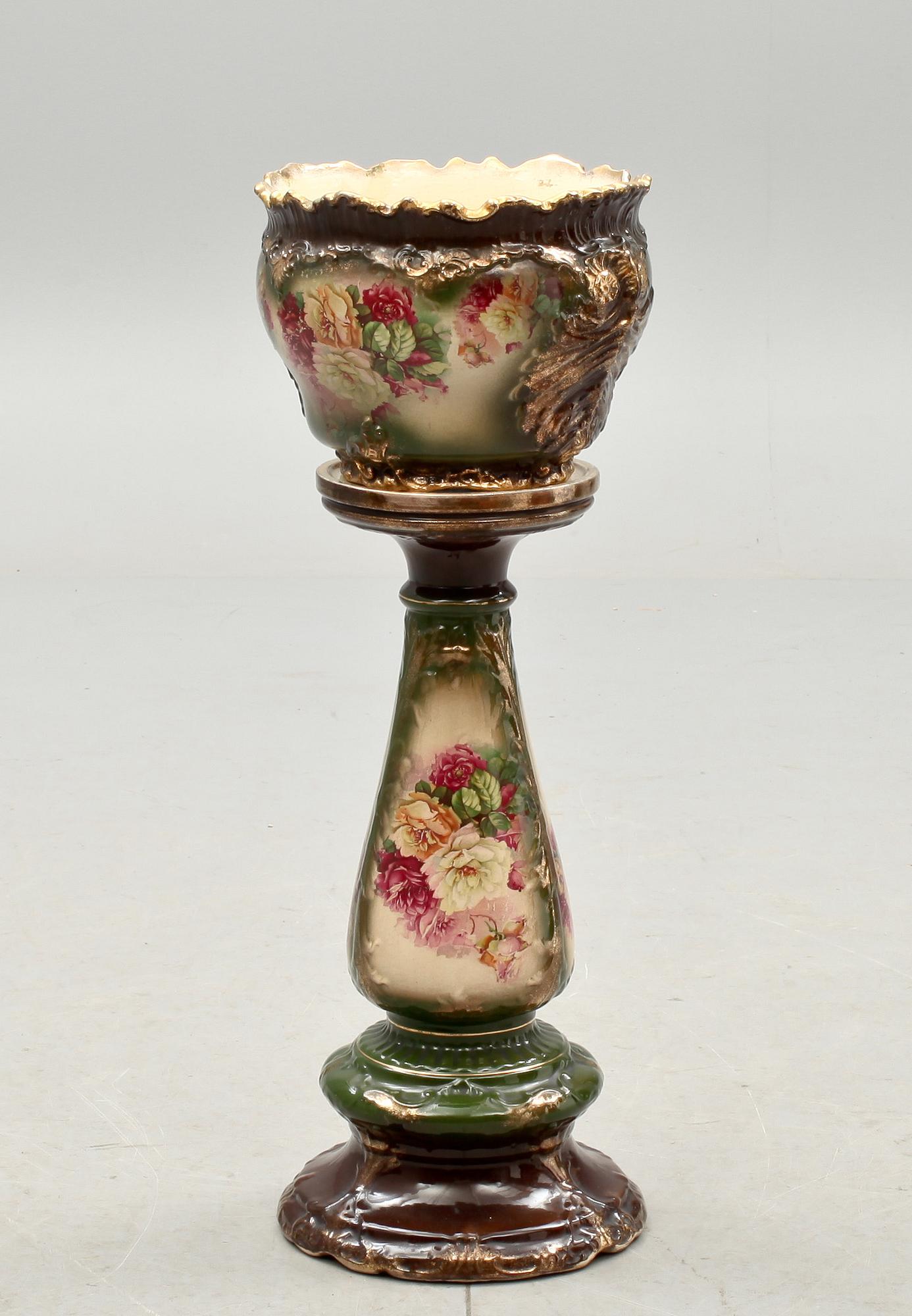 PIEDESTAL med YTTERFODER, majolika, Viktoriansk, England. 1800-talets slut.