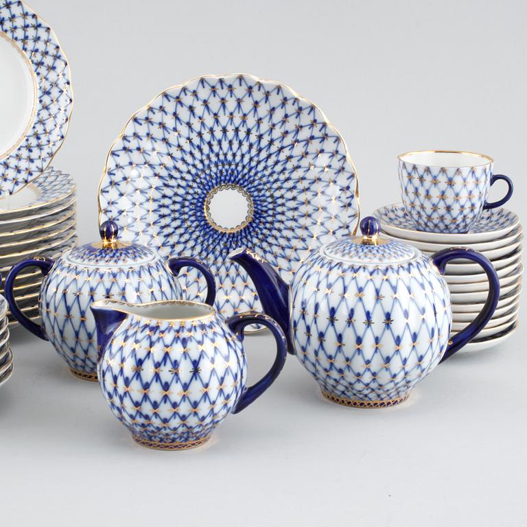 TE- samt KAFFESERVIS, 34 delar, porslin, "Cobalt Net" Lomonosov, Made in USSR, 1900-talets andra hälft.