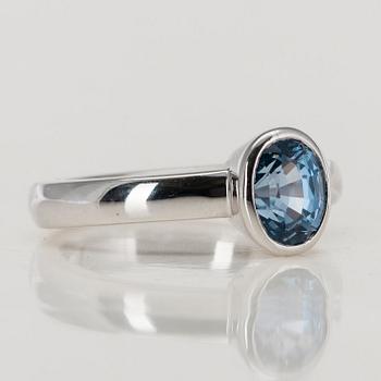 SORMUS, 18K valkokultaa, safiiri n. 2,0 ct. Pekka Kulmala, Helsinki 2003. Paino 7,1 g.