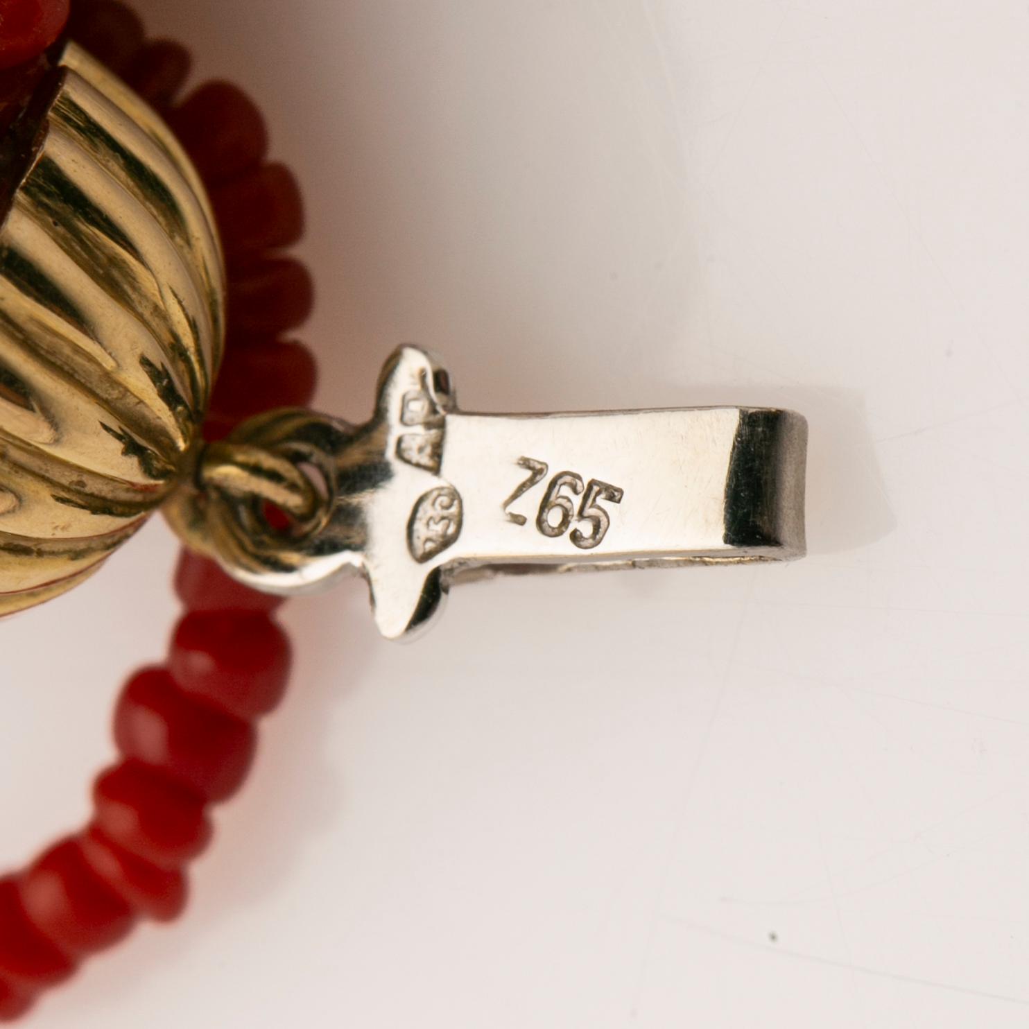 Necklace, with coral and clasp in 18K gold.