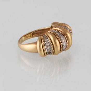 RING, 18K guld samt åttkantslipade diamanter. Vikt 10,0 gram.