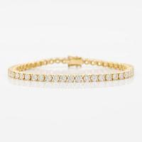 Tennis bracelet in 18K gold with round brilliant-cut diamonds.