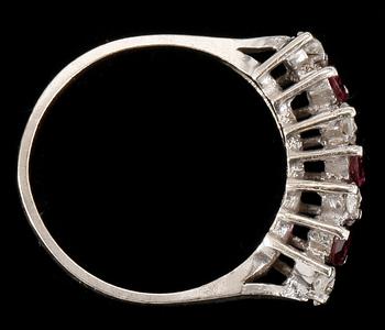 RING, 18k rodinerat rött guld med navettslipade rubiner och briljantslipade diamanter tot ca0,24ct. Vikt 3,1g.