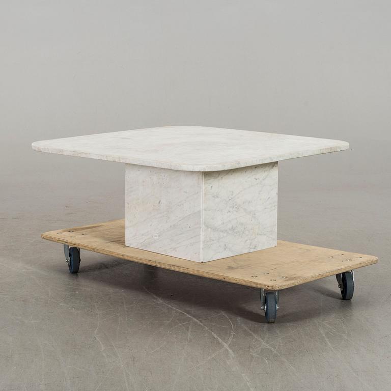 A MARBLE TOP COFFEE TABLE.  SECOND HALF OF 20TH CENTURY.