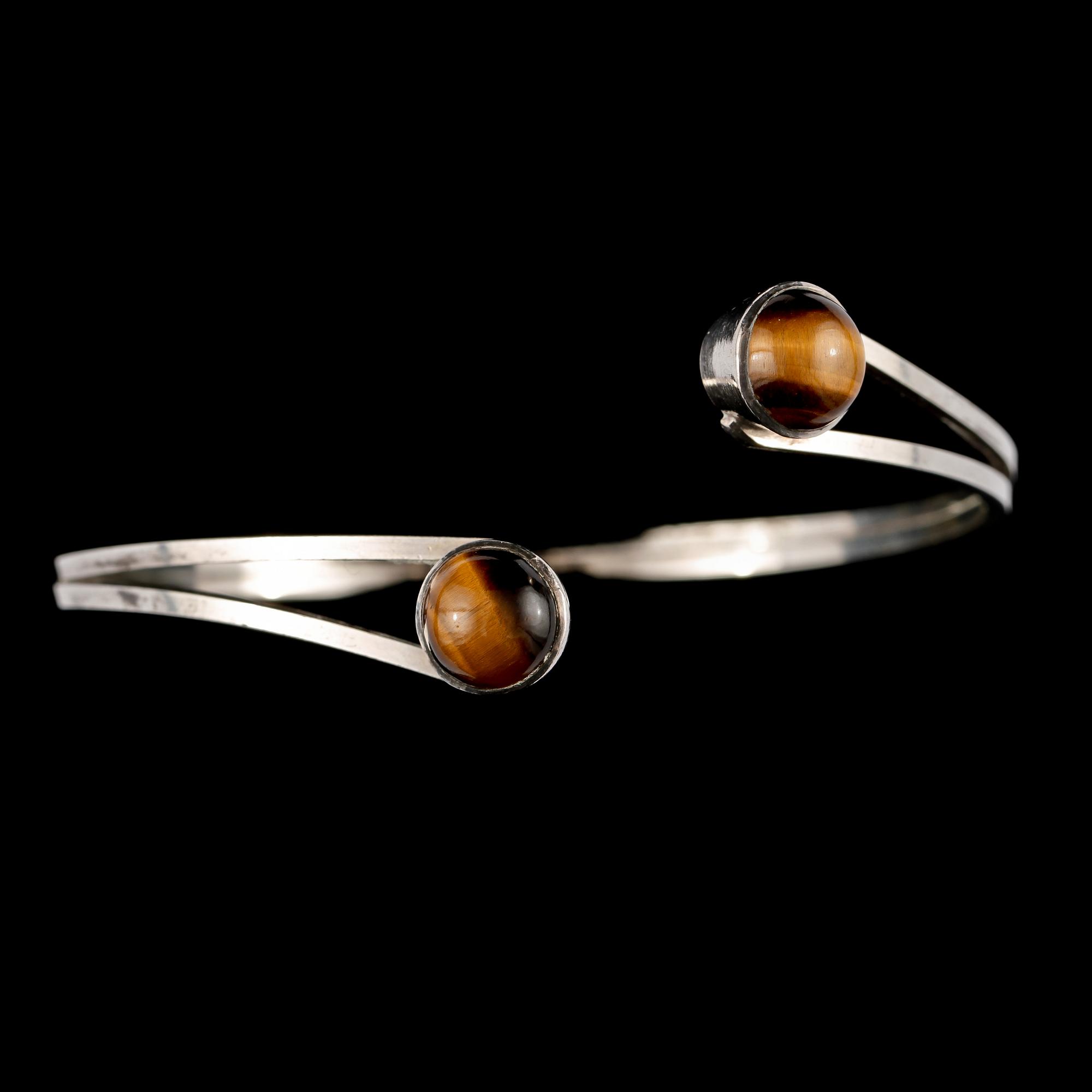 ARMBAND, silver med cabochonslipat tigeröga, stämplad MÖ, Stockholm, 1962. Vikt 16 g.