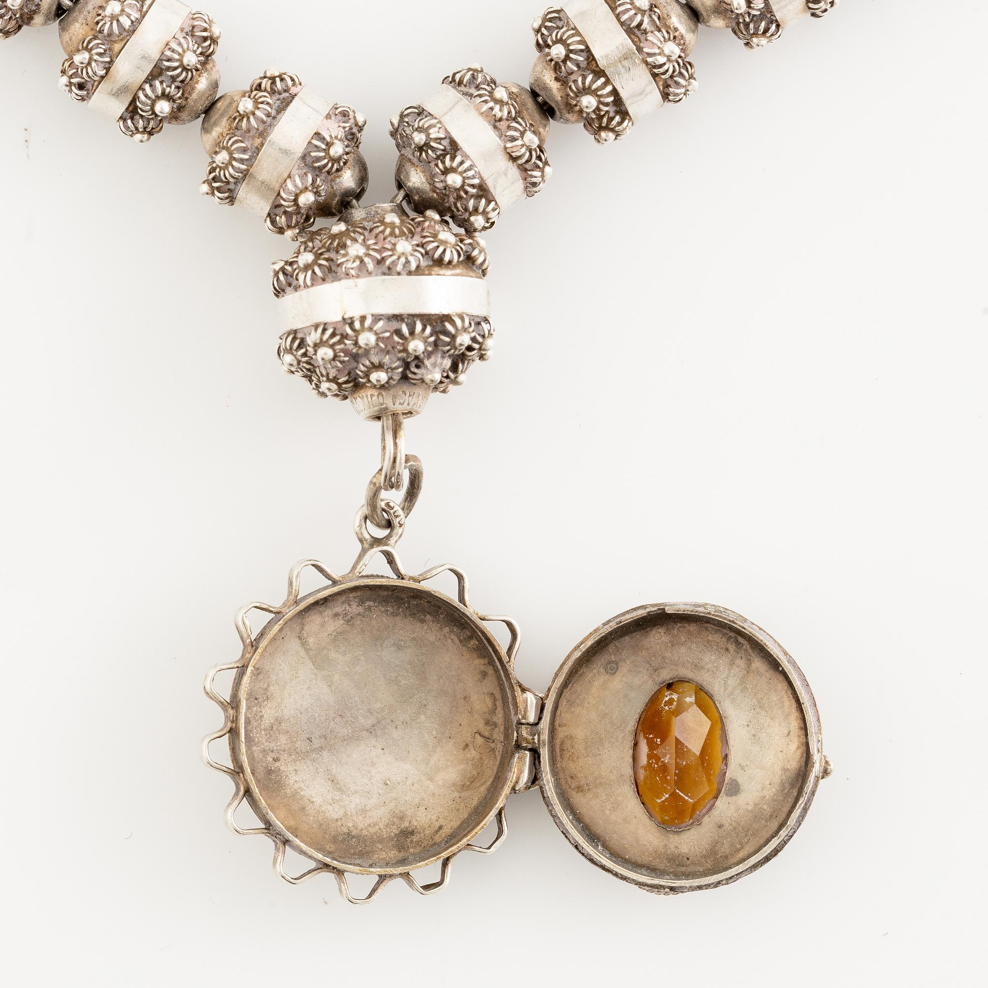 Collier med medljong samt armband silver, Mexiko.