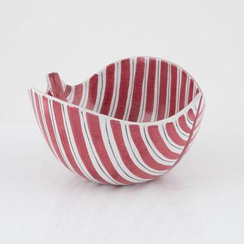 Stig Lindberg, five earthenware dishes and a bowl, Gustavsberg Studio, Sweden.