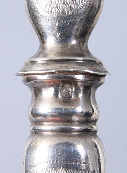 UPPLÄGGNINGSBESTICK, ett par, silver, bär otydliga stämplar.