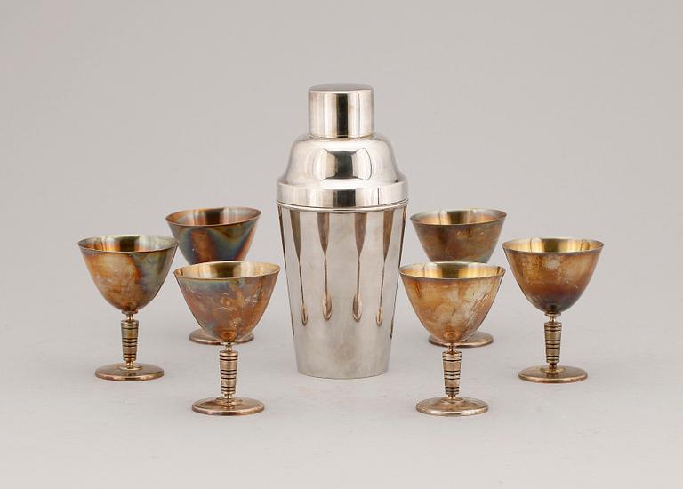 SHAKER samt DRINKBÄGARE, 6 st, nysilver, CG Hallberg, 1900-tales första hälft.