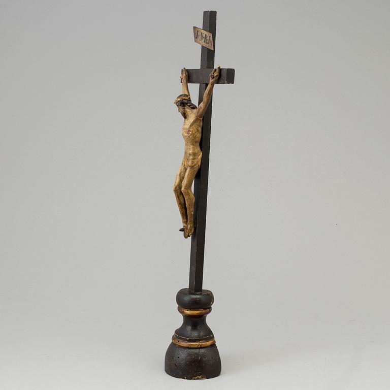 A 17TH/18TH CENTURY WOODEN CRUCIFIX.