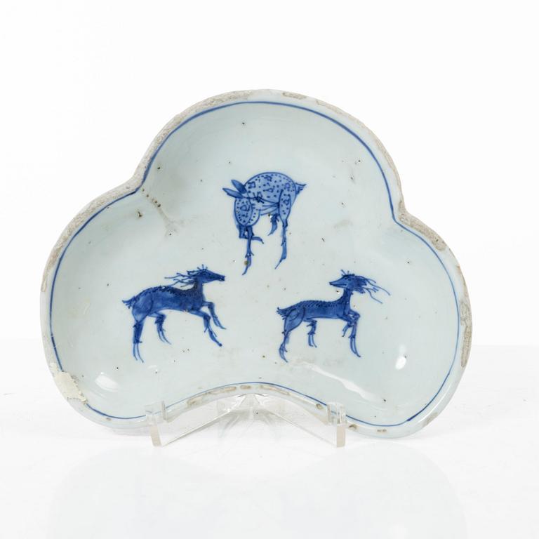 Skålfat, tre stycken, porslin. Kina, 1600-tal.