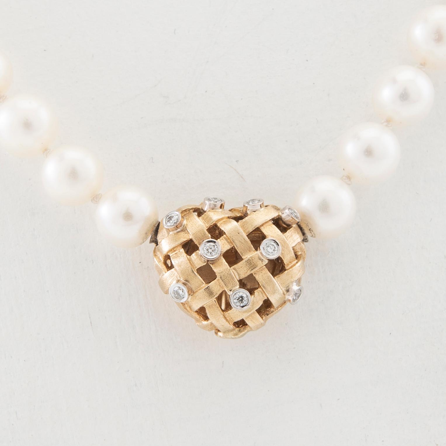 Ole Lynggaard, Halsband av odlade pärlor, lås med nyckelfunktion av 18K guld och diamanter design Charlotte Lynggaard.