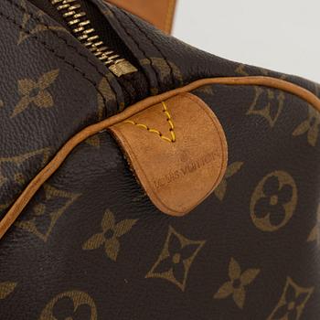 Louis Vuitton, A monogram canvas weekendbag 'Keepall 55'.