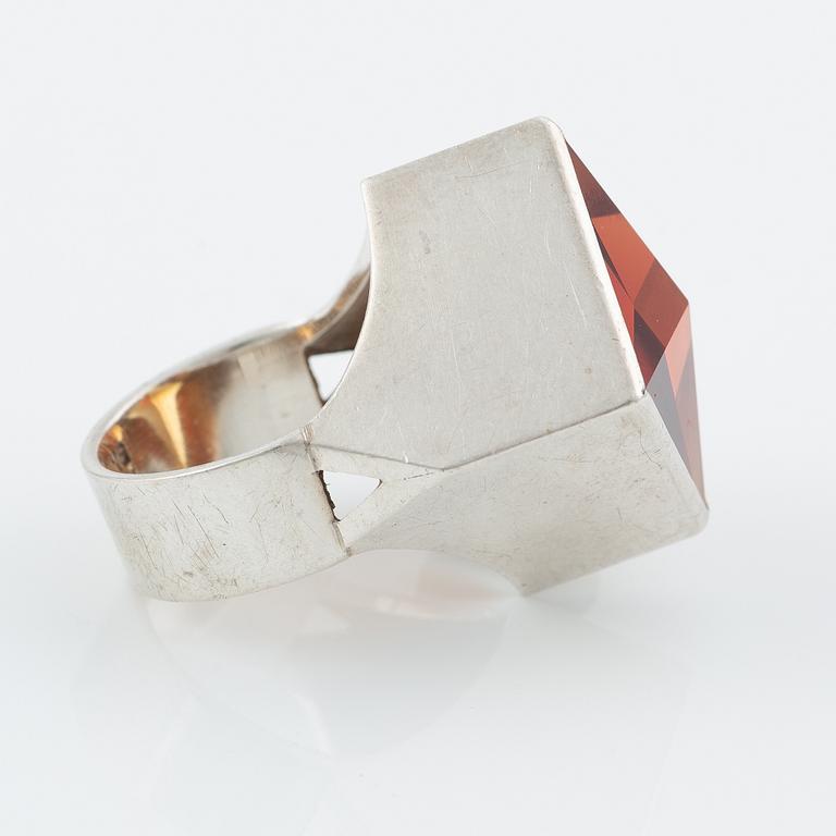 Birger Haglund, Ring sterlingsilver med en syntetisk safir.