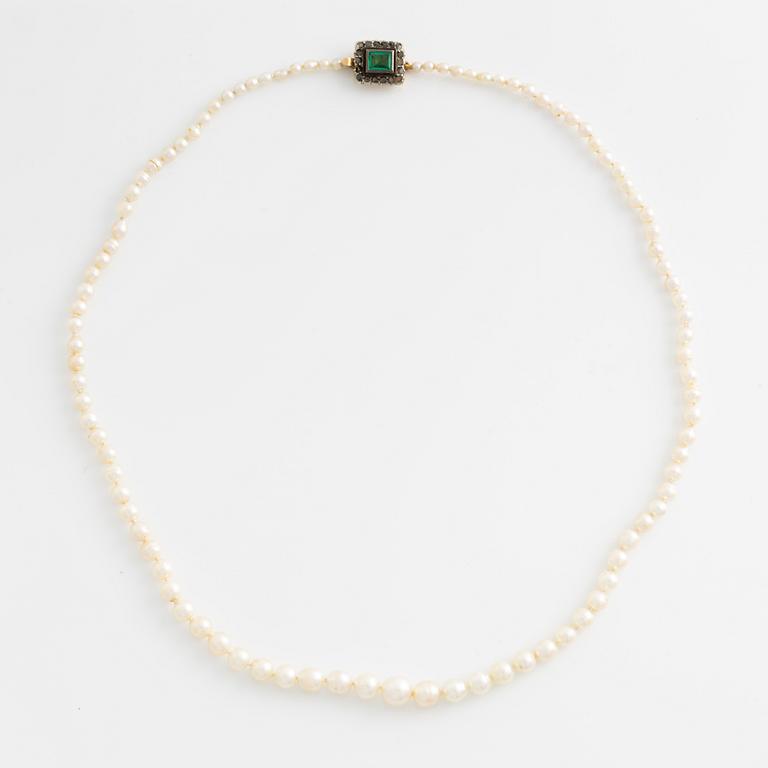 Pärlcollier, med doserade odlade pärlor, lås med smaragd och rosenslipade diamanter.