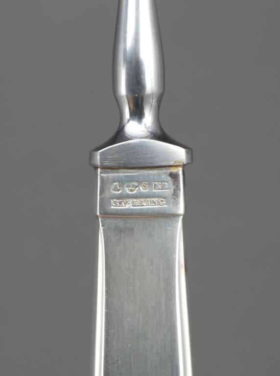 OSTHYVEL, silver, Flavia, Stockholm 1960. KNIVAR, ett par, silver. Modell Chippendale, ostämplade. Total vikt 178 gram.