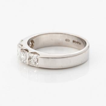 Ring 14K white gold with princess-cut diamonds.