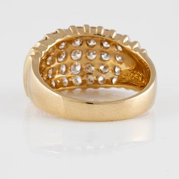 RING, 18K guld med briljantslipade diamanter ca 2.00 ct. Vikt 6,7 gram.