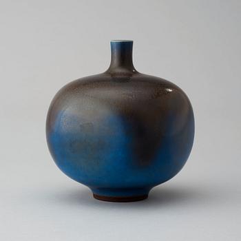 A Berndt Friberg stoneware vase, Gustavsberg Studio 1972.