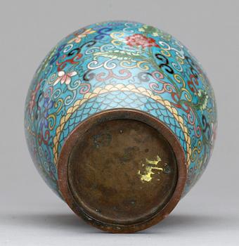 VAS, cloisonne, Kina 1900-tal.