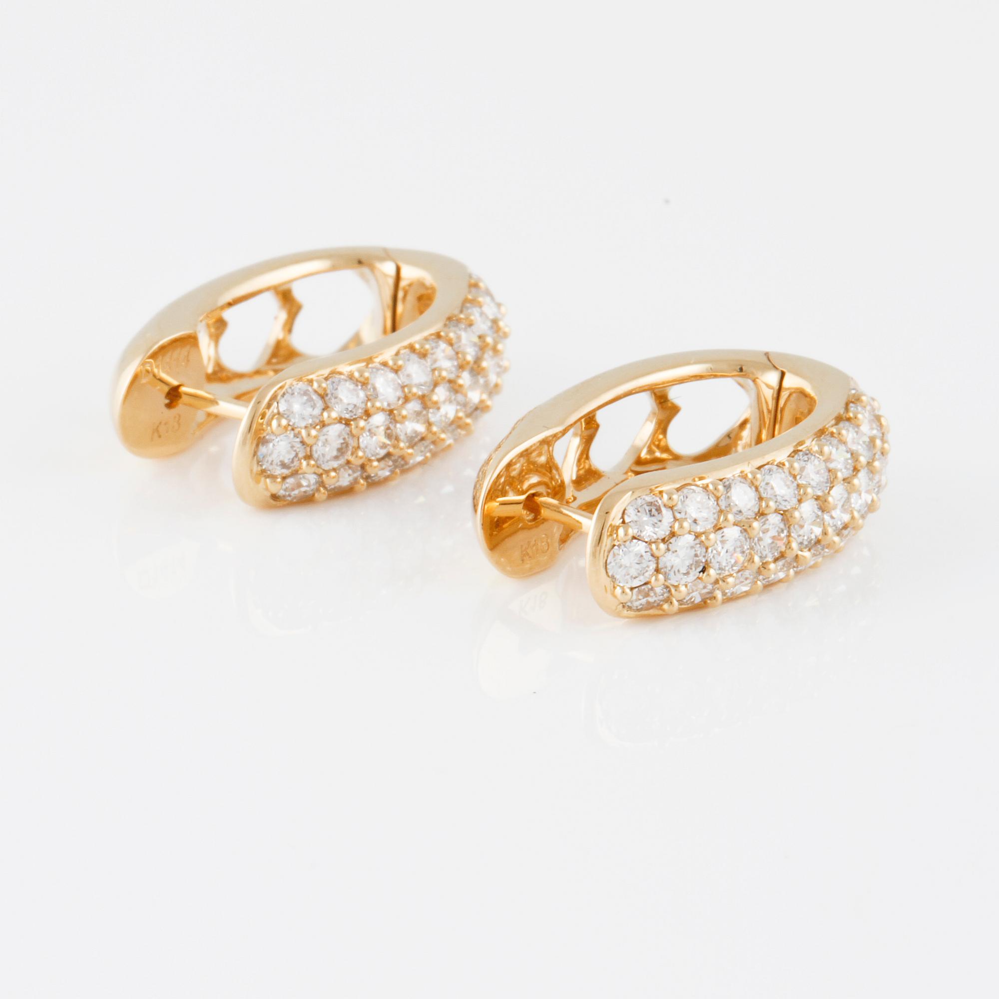 ÖRHÄNGEN, 18K guld med 56 briljantslipade diamanter 1.41 ct. Vikt 6,7 gram.