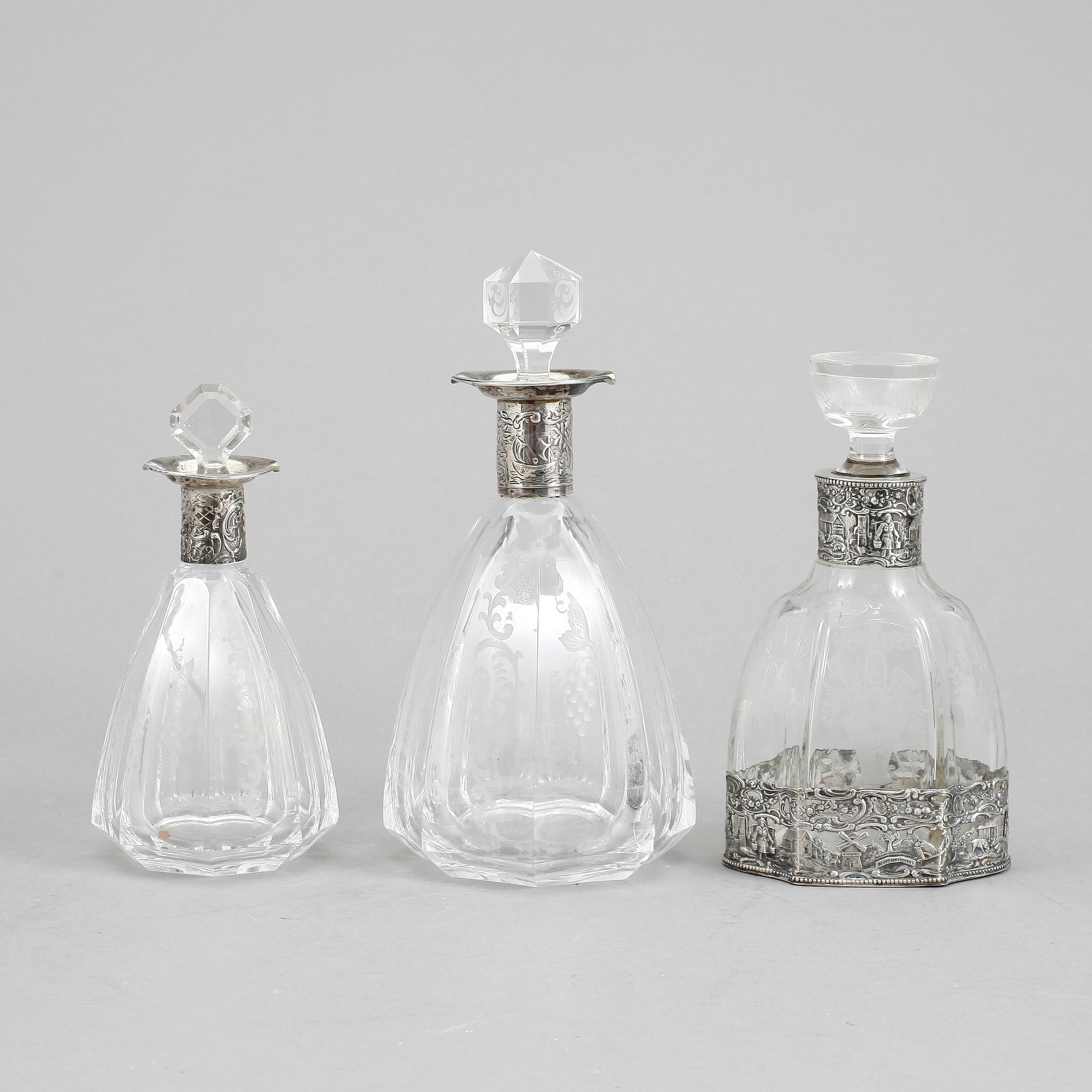 KARAFFER, 3 st, glas och silver, svenska importstämplar, C.G Hallberg, 1931 samt GAD Malmö, 1927.