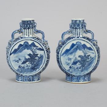 A pair of blue and white pilgrim vases, Qing dynasty, 19th century.