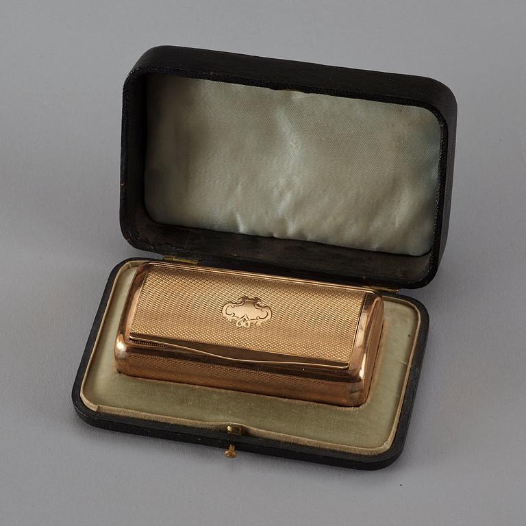 A 19th century gold snuff-box, unmarked.