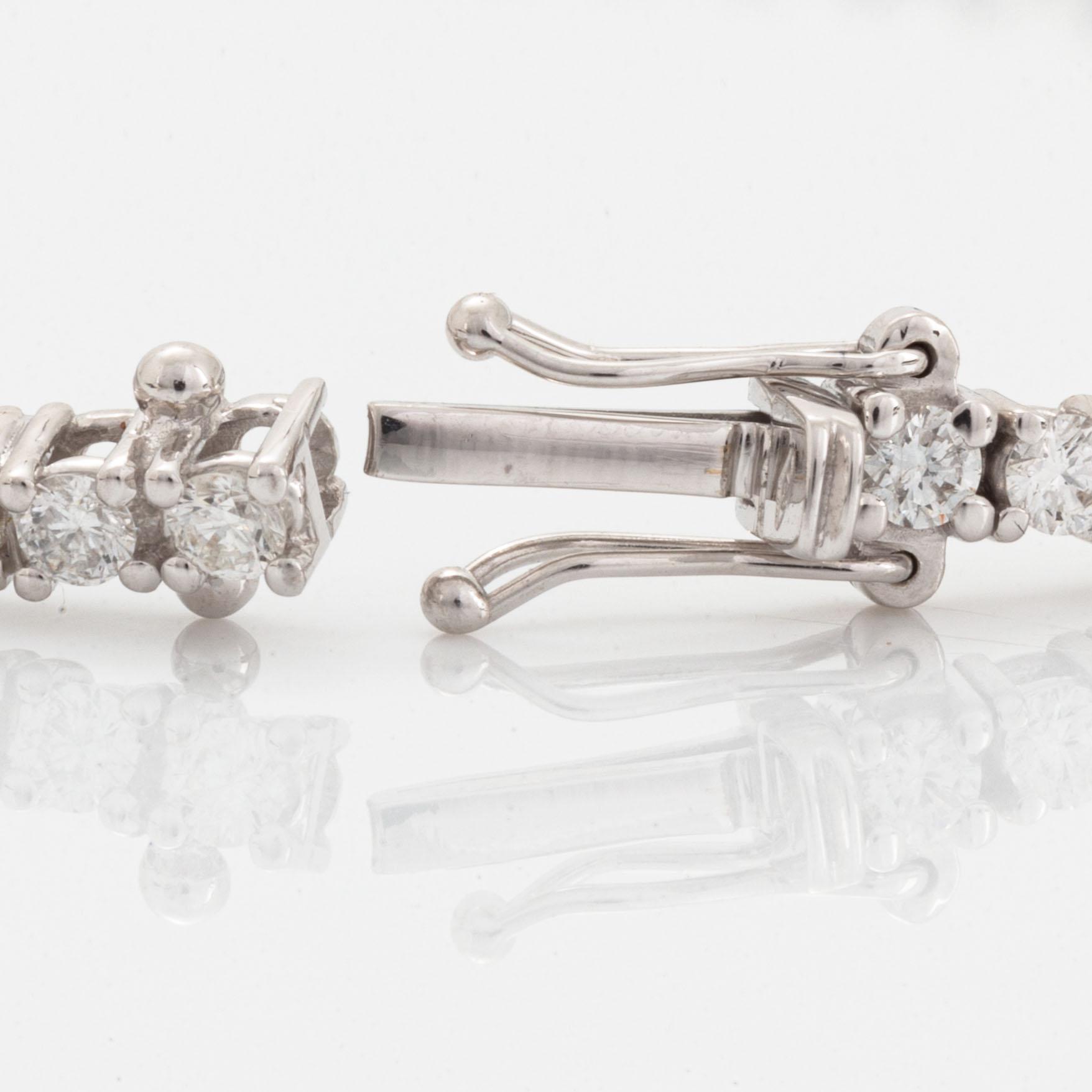 Tennisarmband med briljantslipade diamanter med certifikat HRD.