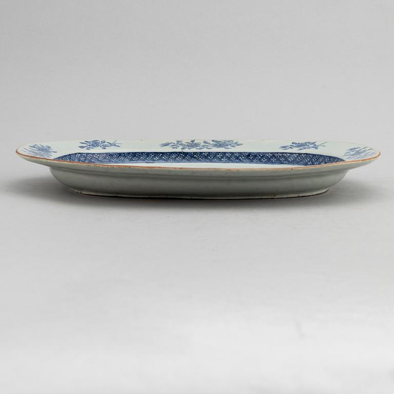 A blue and white serving dish, Qing dynasty, Qianlong (1736-95).