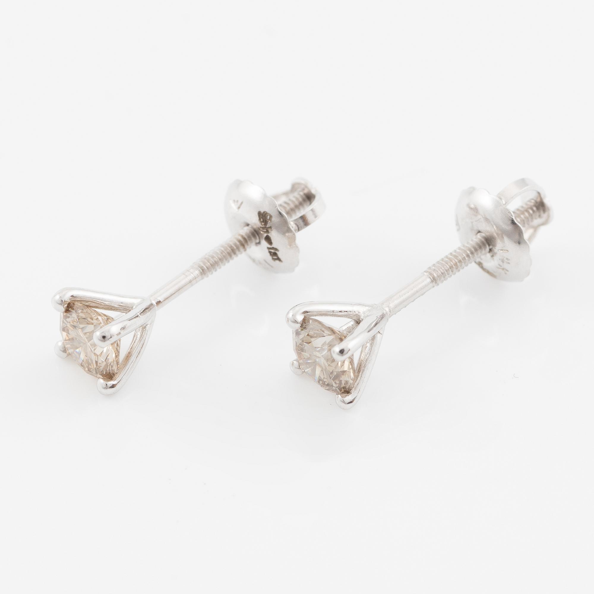 Earrings 14K white gold with brown brilliant-cut diamonds.